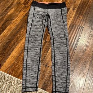 Lululemon Speed tight Black and white leggings with pockets